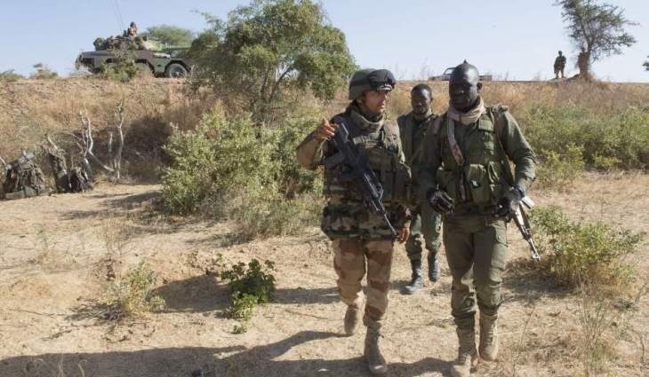 Tropas francesas invadieron Mali, su antigua colonia africana. Aquí con militares malienses. Foto de ARNAUD ROINE, de EFE. Diario El País, Madrid.