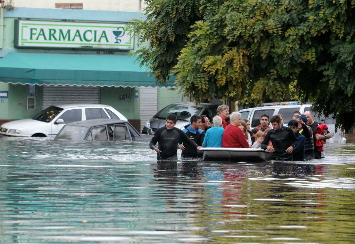 Inundación en La Plata, capital de la principal provincia de Argentina. De eldía.online.com  (diario El Día, de la Plata)  
