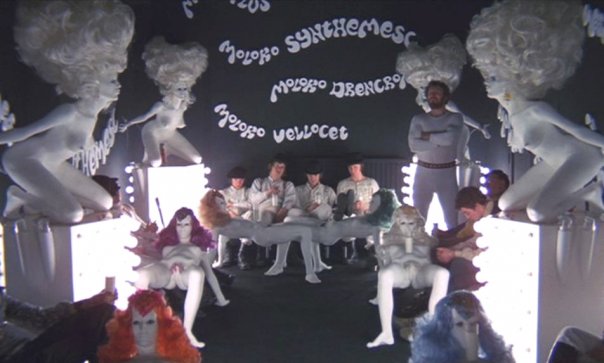Escena del famoso bar de "La naranja mecánica", el filme de Stanley Kubrick de 1971, prohibido durante años desde antes de la última dictadura militar.
