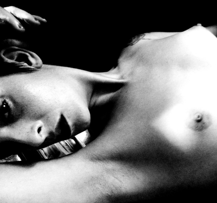 AMÍLCAR MORETTI mira la mirada de Nati "Nat" Falcón. Argentina. http://www.alternativateatral.com/casting150781-se-buscan-modelos-femeninos-de-22-a-28-anos-para-fotografias-de-desnudo